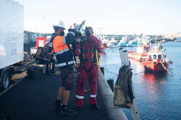 El Cabildo extrae 25 grandes sacas de plásticos y cabos, neumáticos y carros de la compra de los fondos del muelle de Taliarte/TA.